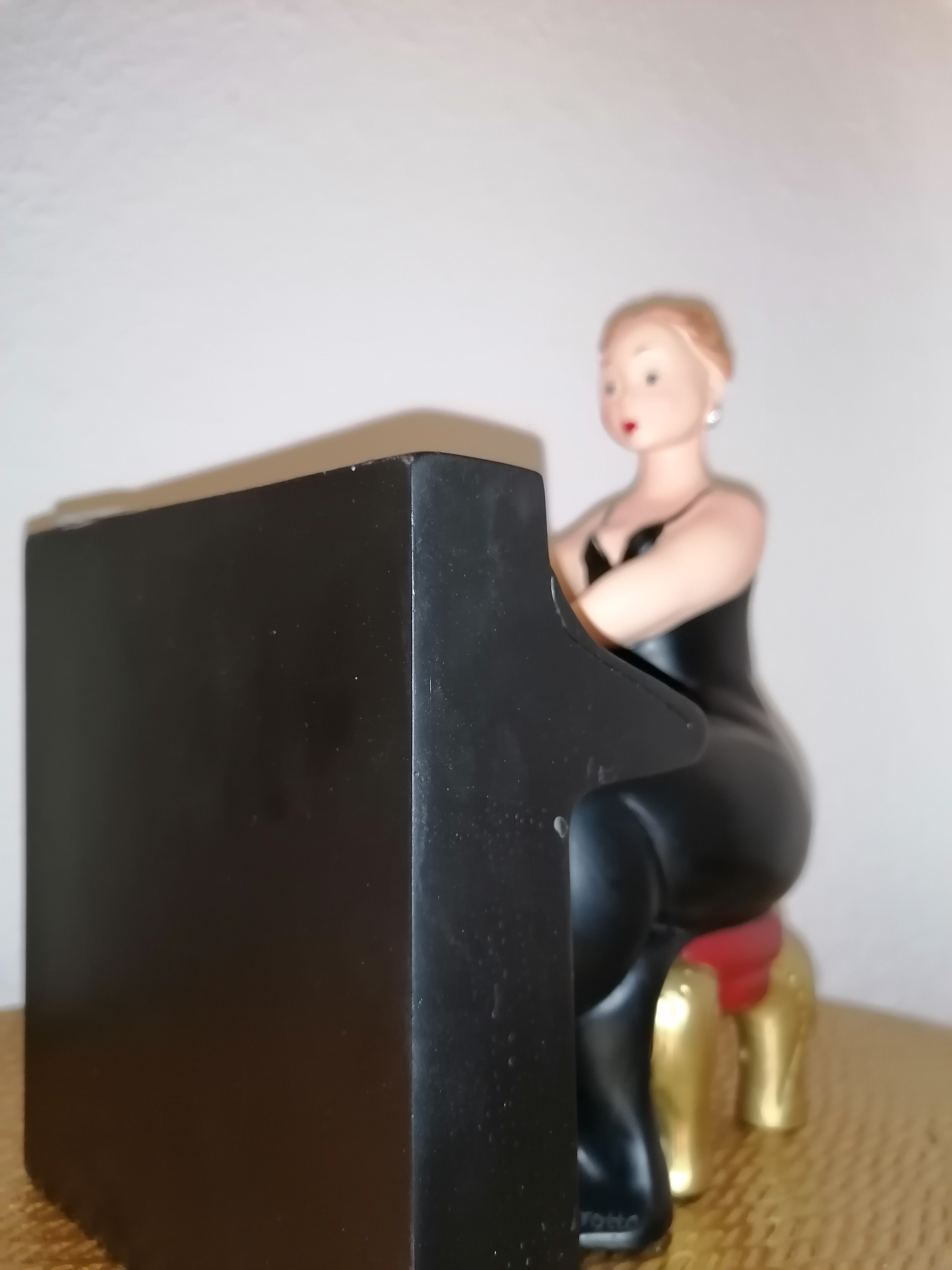 Starke Frau "Klavierspielerin" 