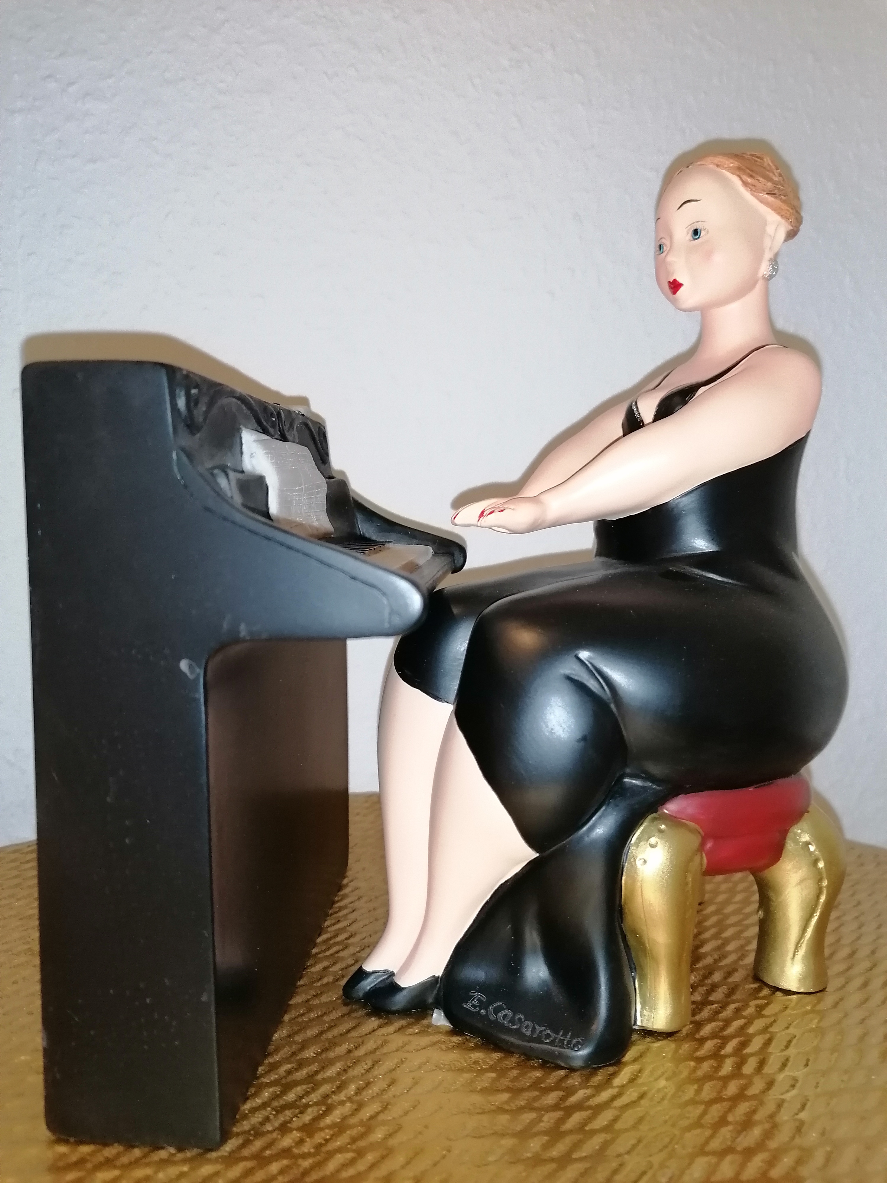 Starke Frau "Klavierspielerin" 